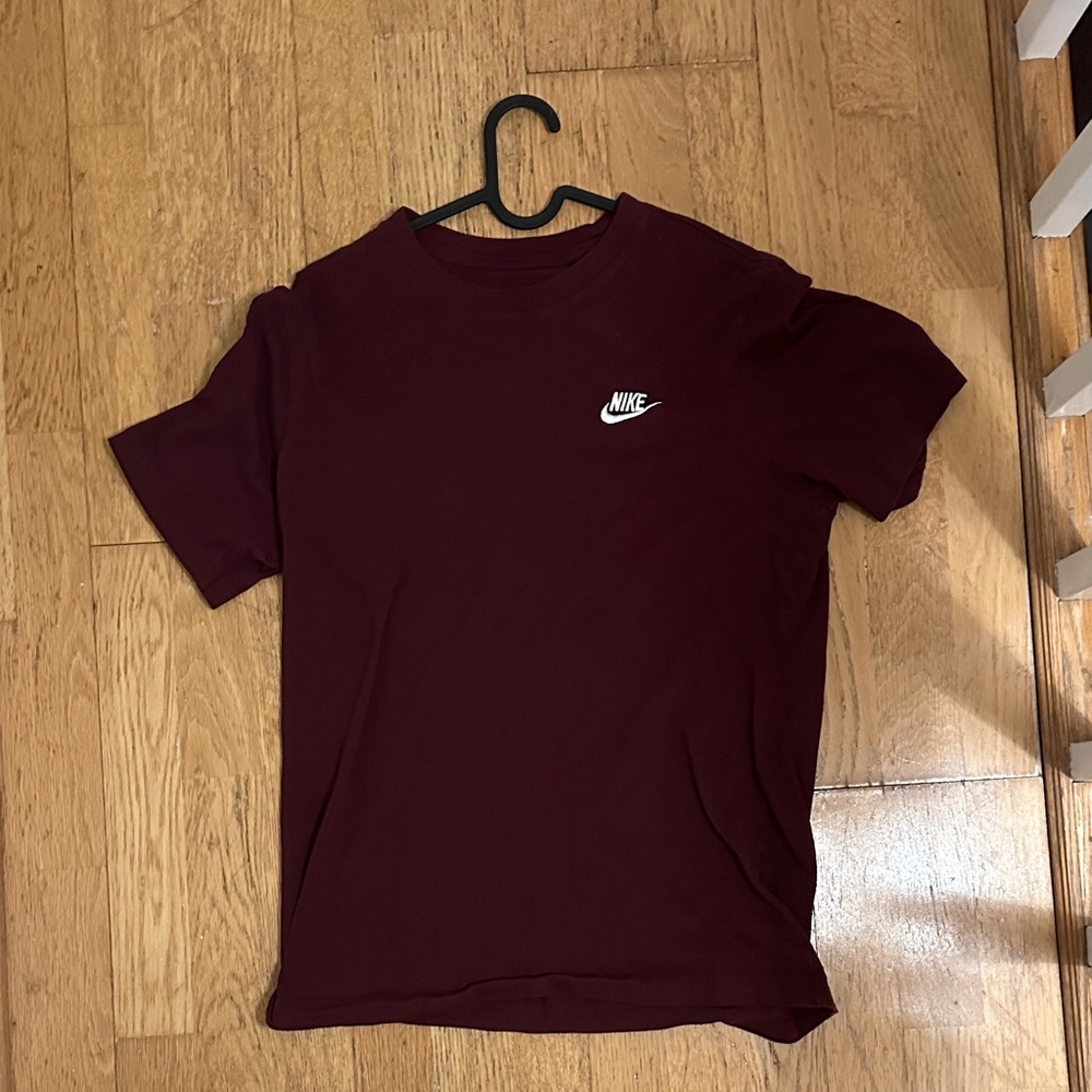 Nike Men's Burgundy Short Sleeve Tee
